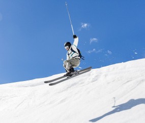 开云体育官方网站-F1街道赛之夜，詹姆斯关键战不手软，速度与意志的交响