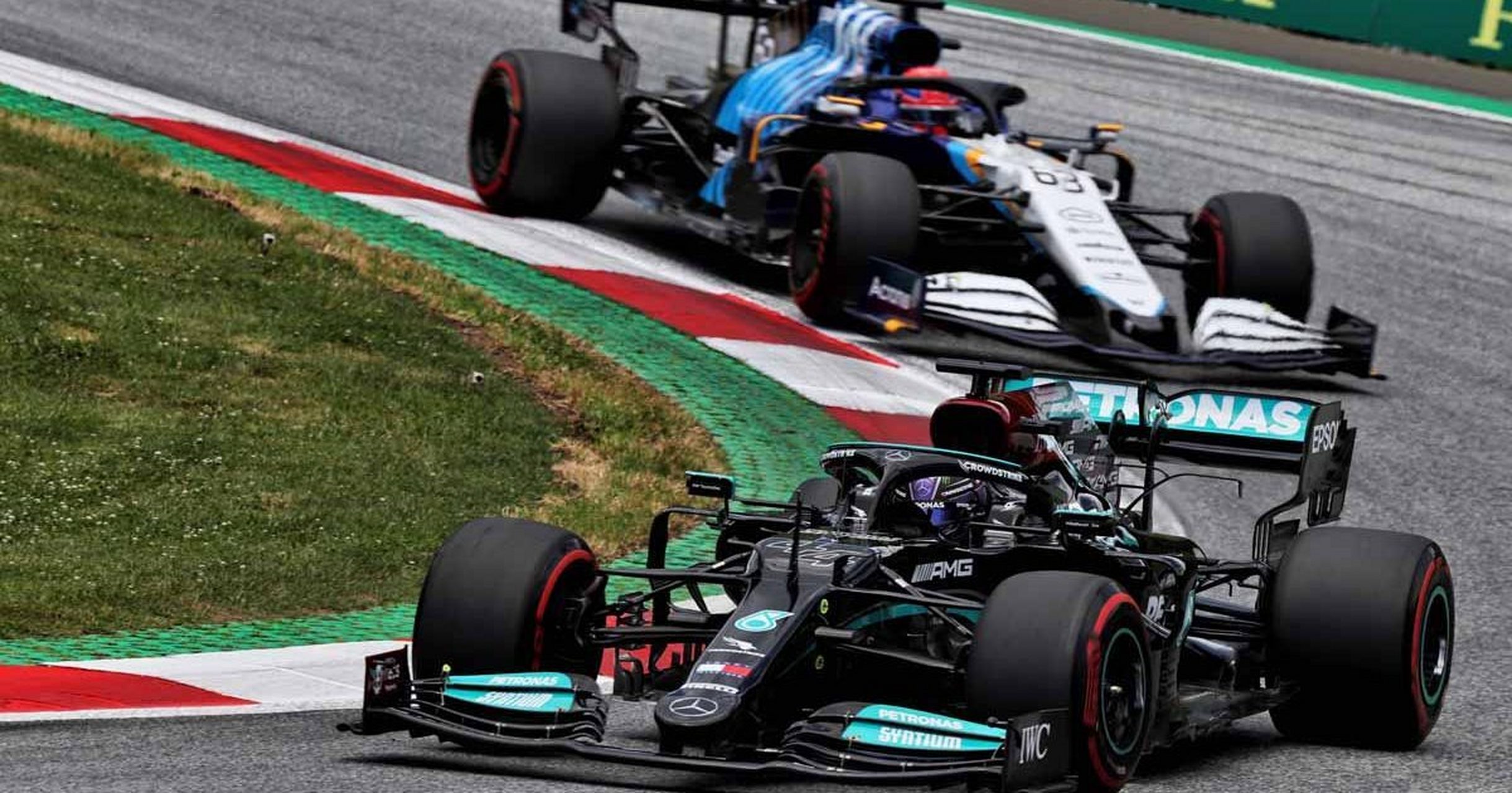 梅赛德斯鏖战红牛二队，汉密尔顿扛起全队