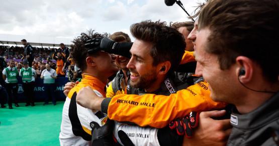 阿斯顿马丁鏖战梅赛德斯，皮亚斯特里扛起全队