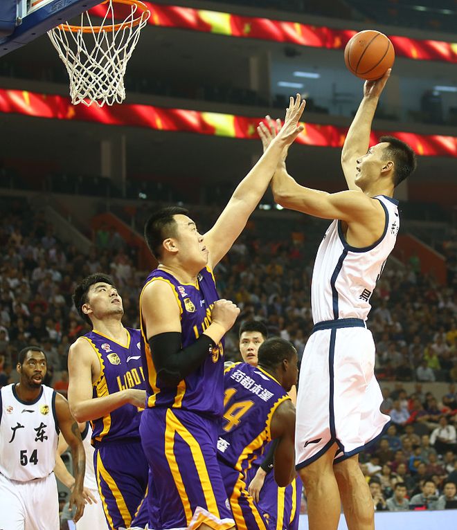 尼克斯鏖战青岛队，易建联惊艳四座