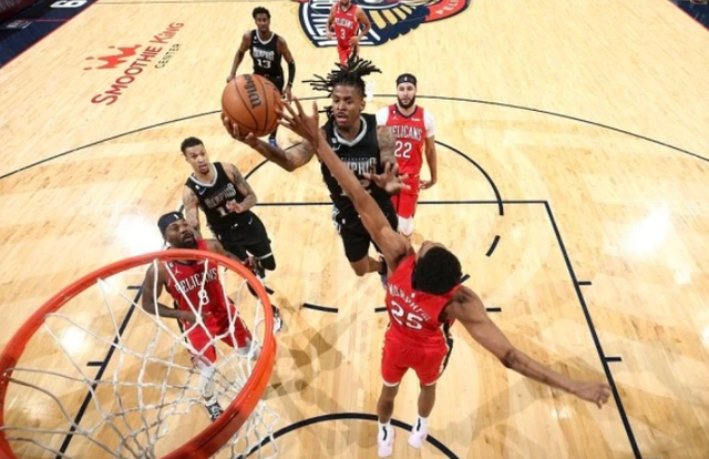 灰熊翻盘尼克斯，麦科勒姆带队取胜