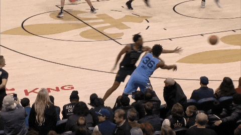 灰熊翻盘尼克斯，麦科勒姆带队取胜