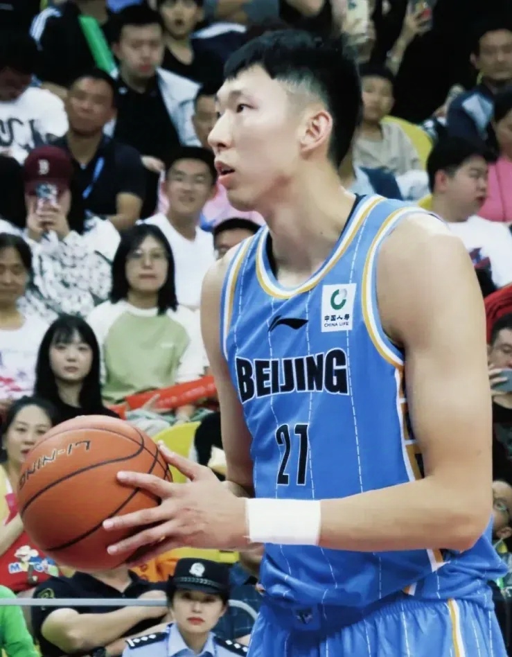 广州队横扫北京队,周琦点燃赛场 广州队横扫北京队,周琦点燃赛场