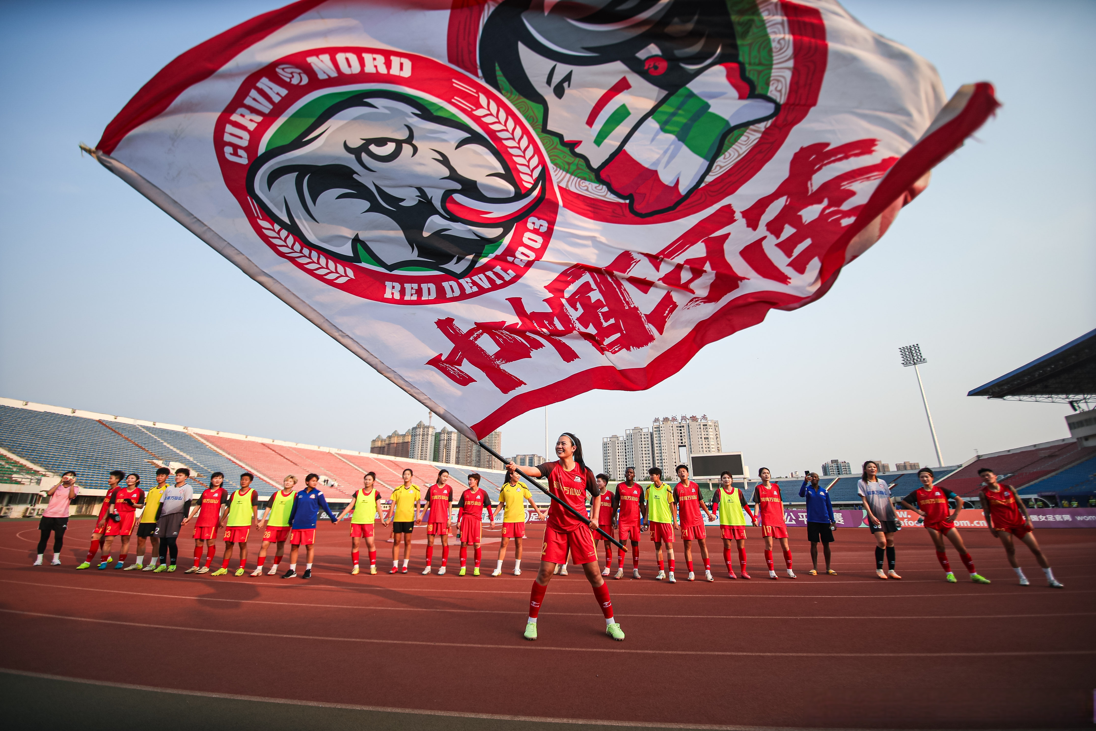 球迷疯狂加油,球队士气高昂 球迷疯狂加油,球队士气高昂