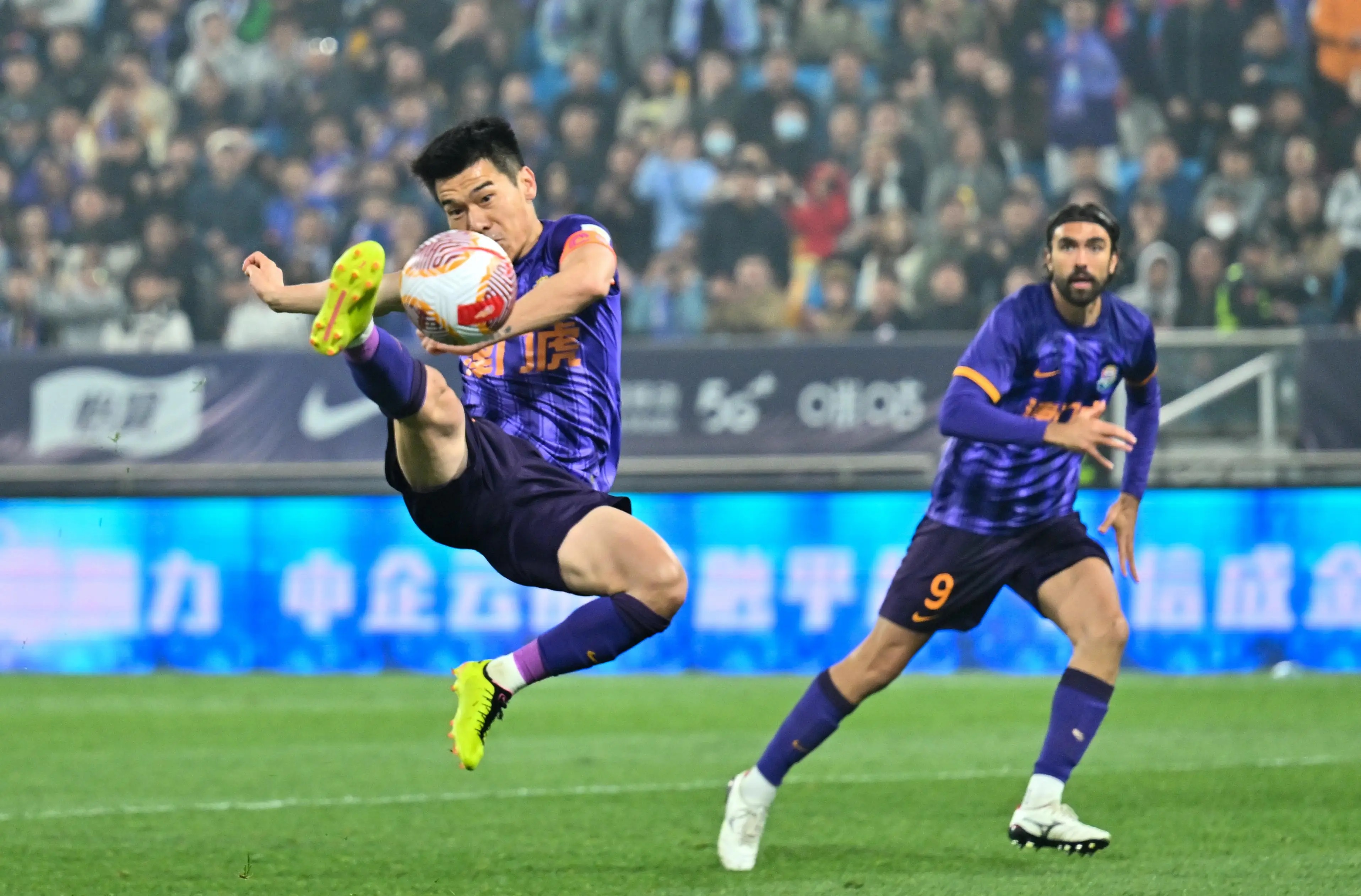 北京建业战平上海申花，互有进攻不占上风