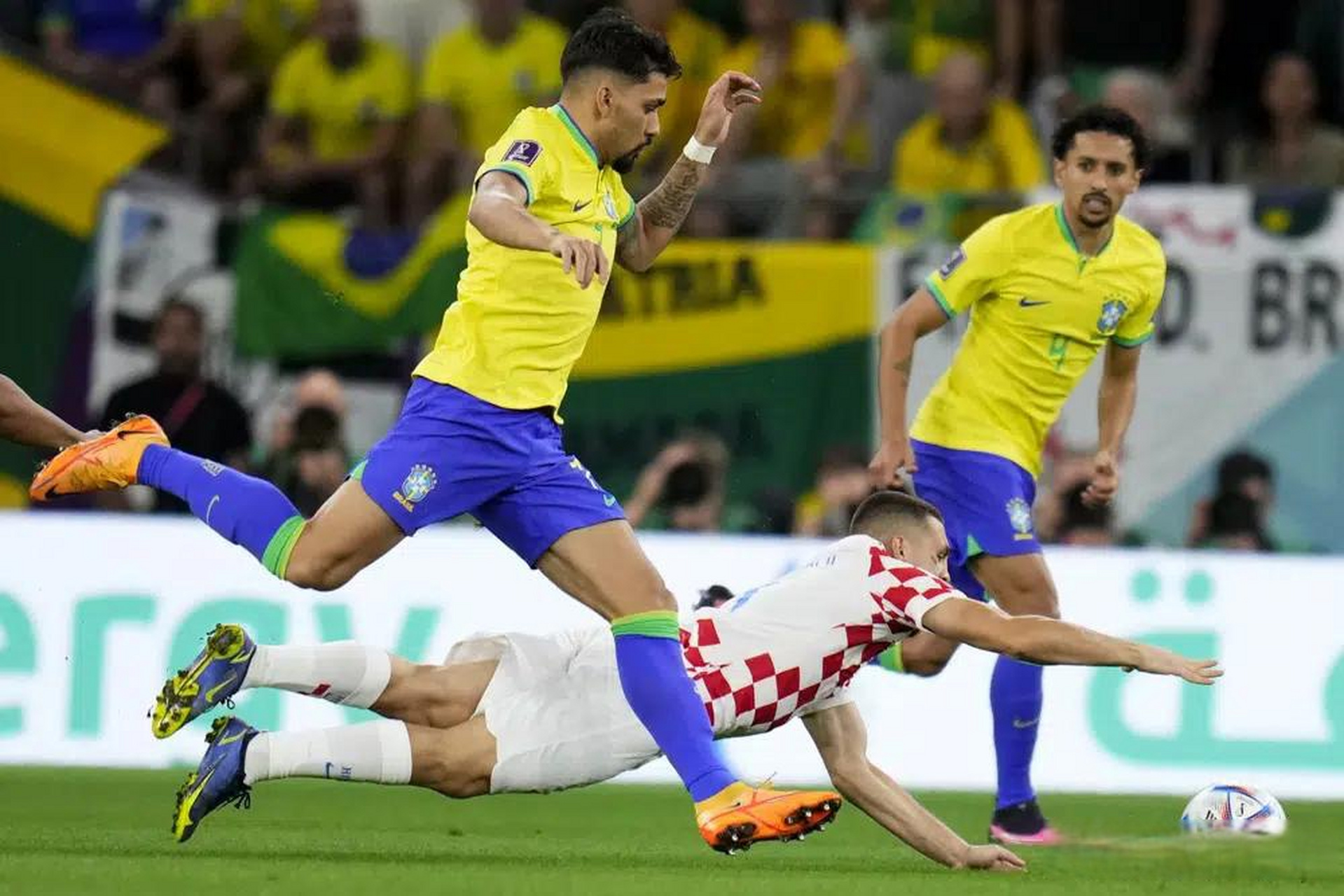 利比亚队在点球战中意外击败哥伦比亚,晋级决赛 利比亚队在点球战中意外击败哥伦比亚,晋级决赛