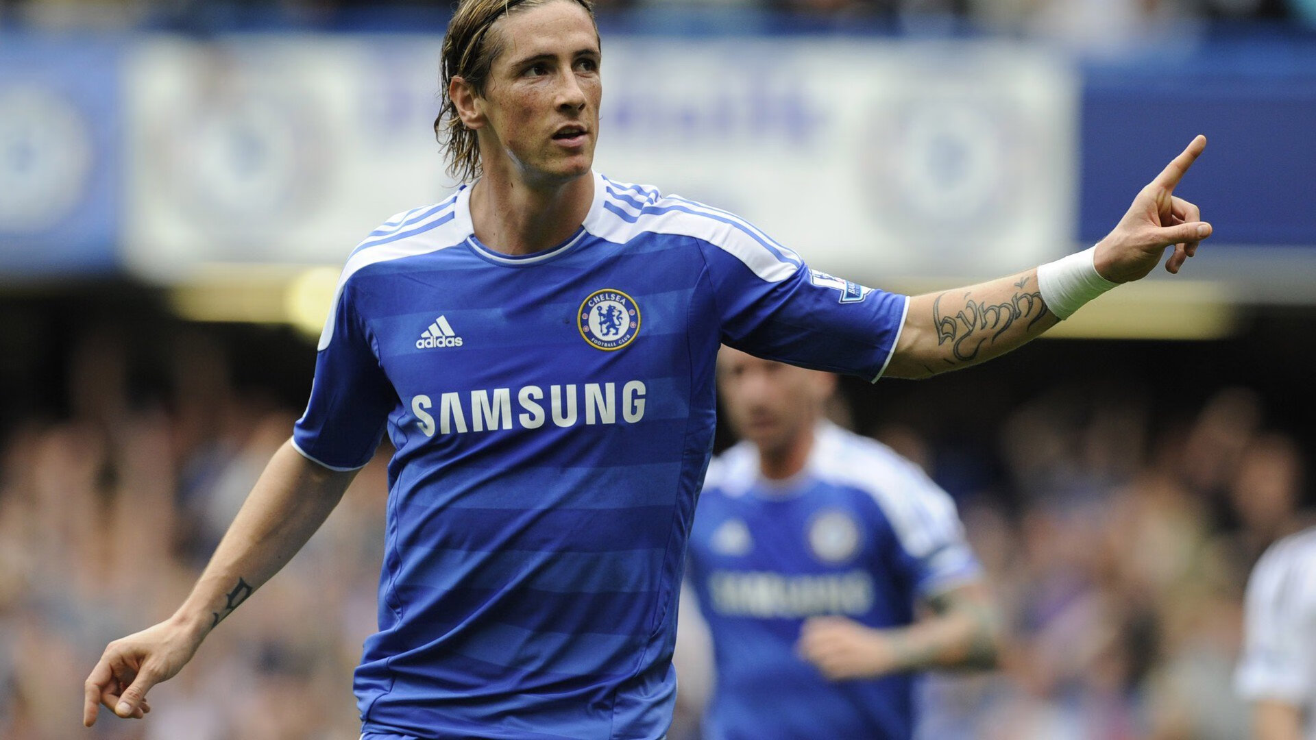 F1新赛季揭幕战之夜,伊布关键战不手软,双线传奇的交汇时刻