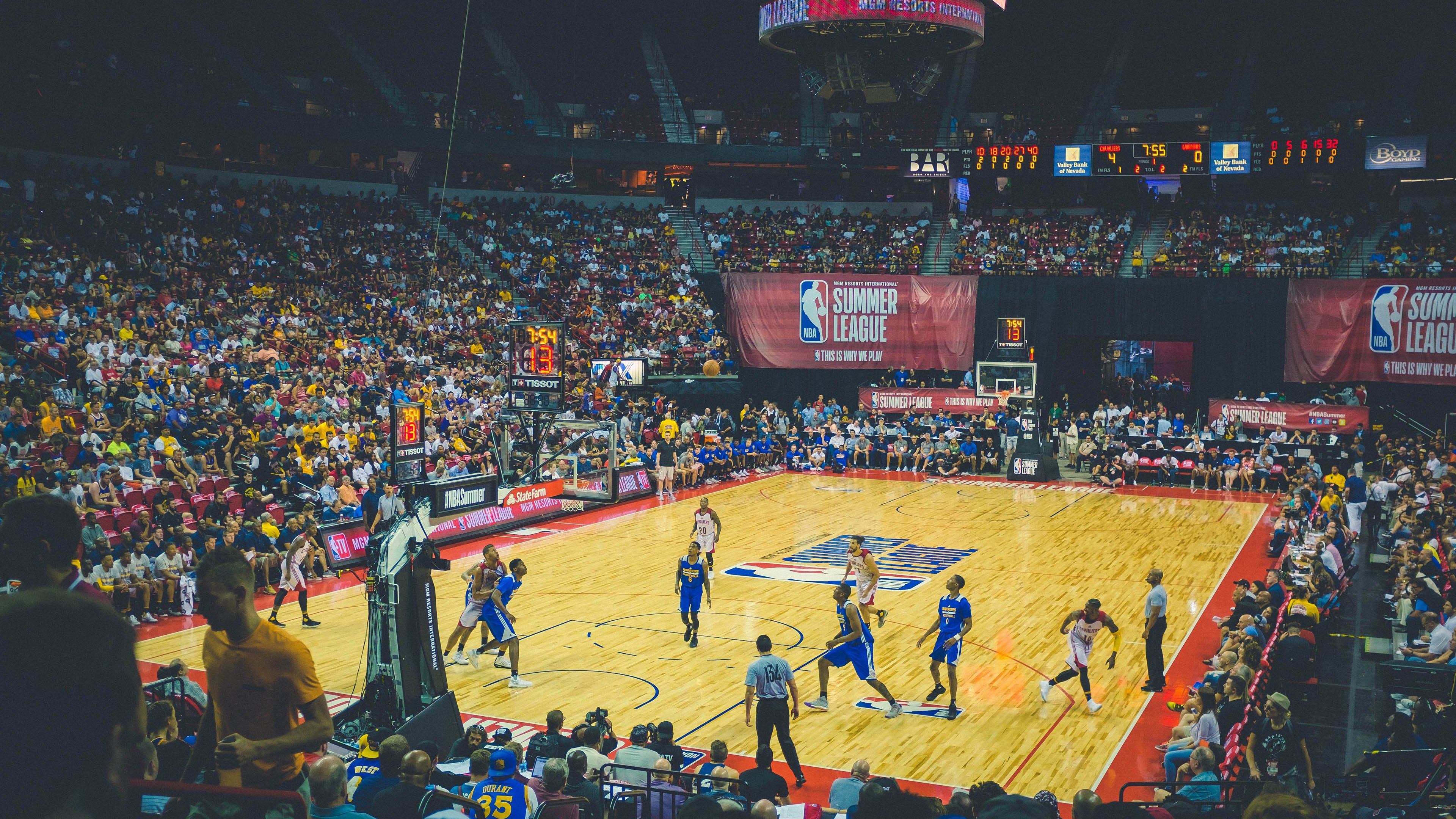 绿茵场外的欧冠决赛，森林狼踏平雄鹿，见证新王者的跨界启示